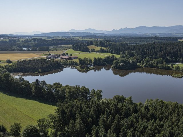 Traumhafte Lage des Bauernhofes zwischen See und Berge