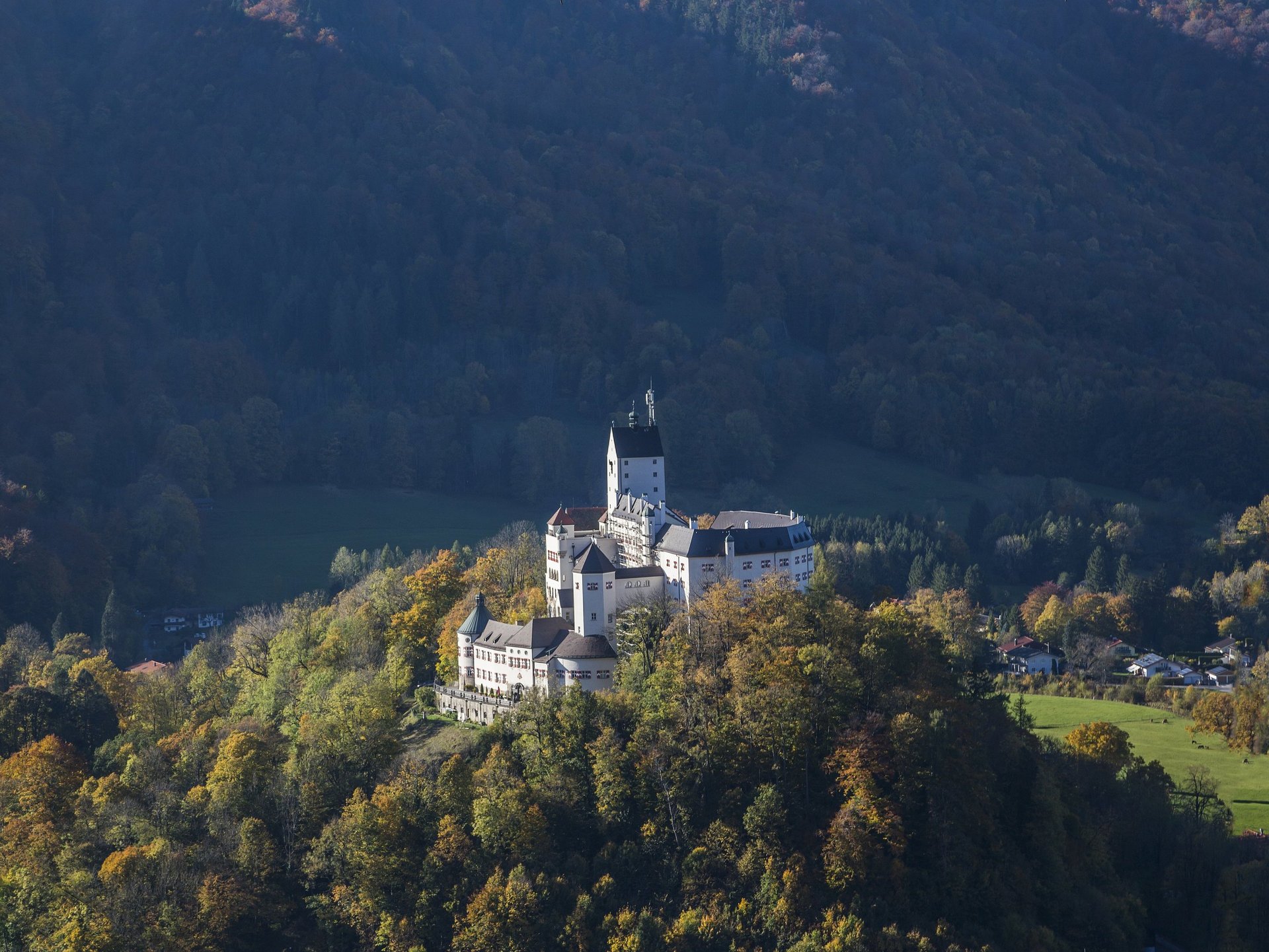 Schloss Hohenaschau auf dem Berg am Chiemsee