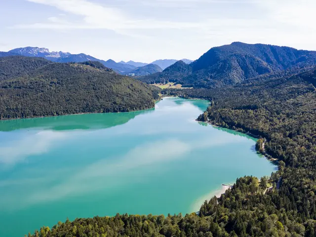 Der Kochelsee im Tölzer Land von oben