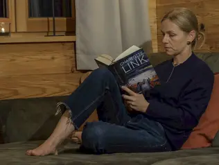 Entspannen und Lesen während die Kinder spielen © Andreas Kern Entspannen und Lesen während die Kinder spielen