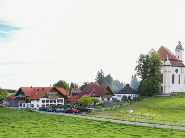 Hofansicht und Lage neben der Wieskirche