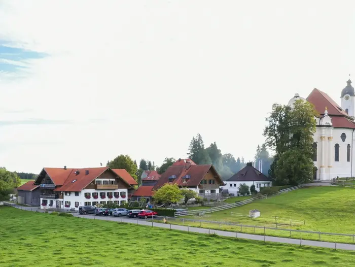 Hofansicht und Lage neben der Wieskirche