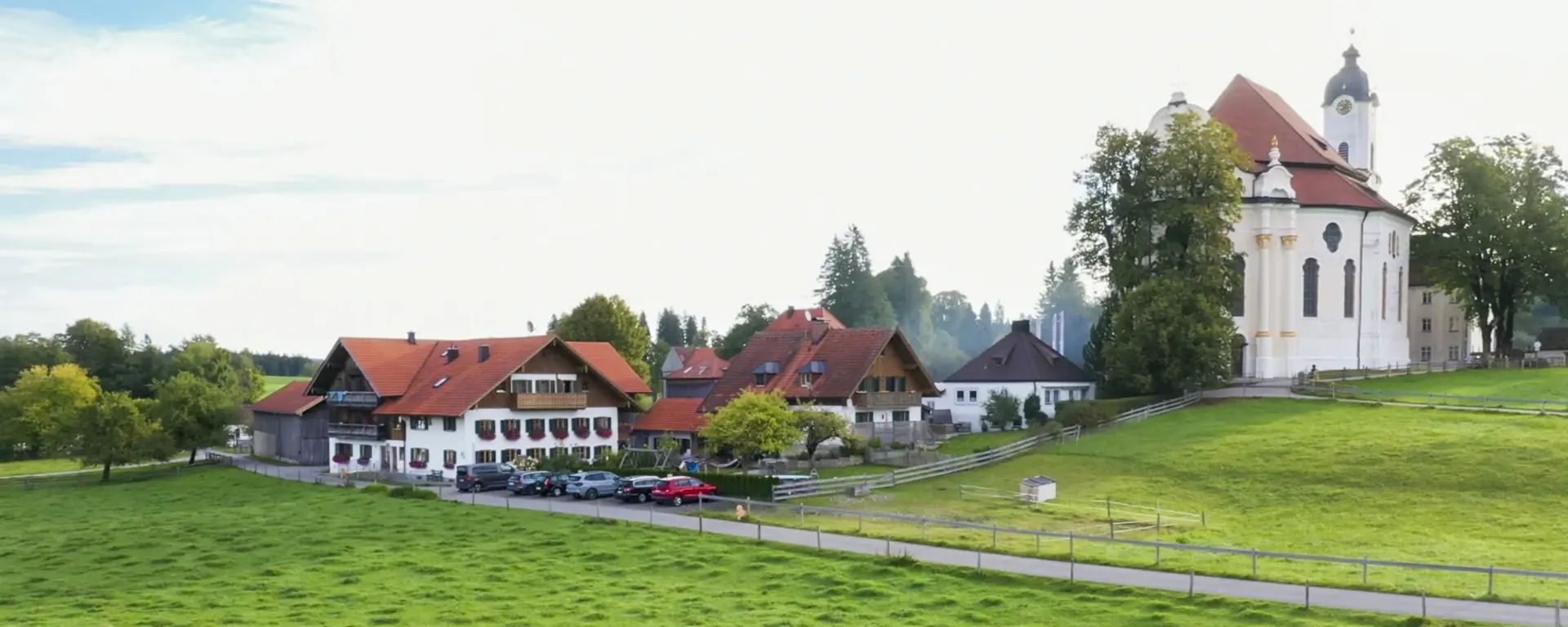 Hofansicht und Lage neben der Wieskirche