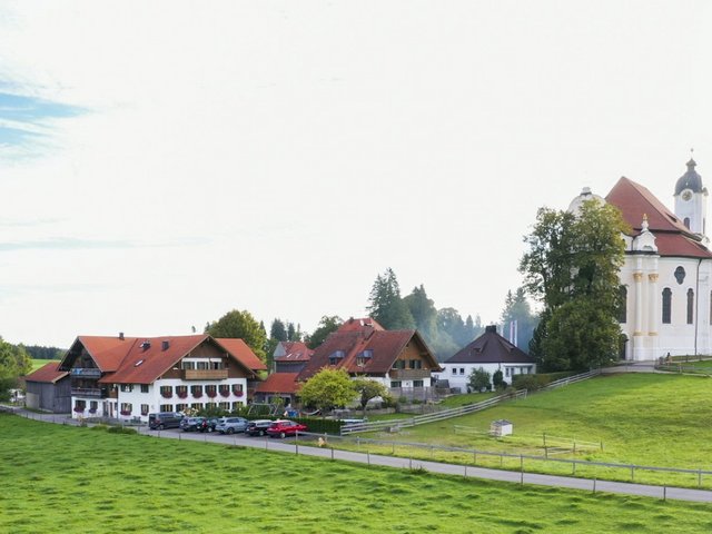 Hofansicht und Lage neben der Wieskirche - © Andreas Kern Hofansicht und Lage neben der Wieskirche