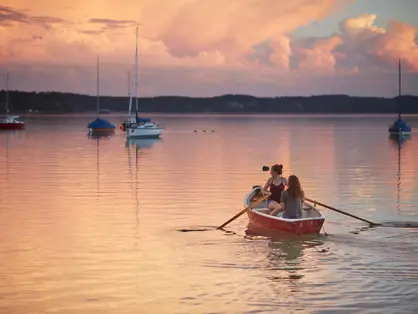 Bootfahren am Wörthsee © gwt Starnberg GmbH - Jan Greune Ruderboot fahren am Wörthsee bei Sonnenuntergang