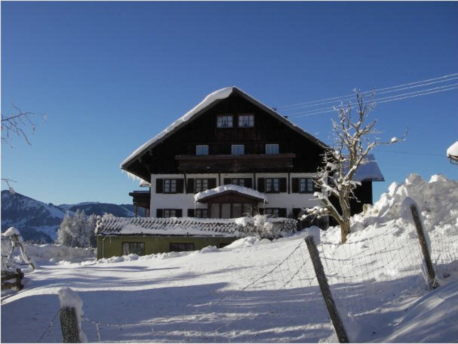 verschneites Bauernhaus in Bayern