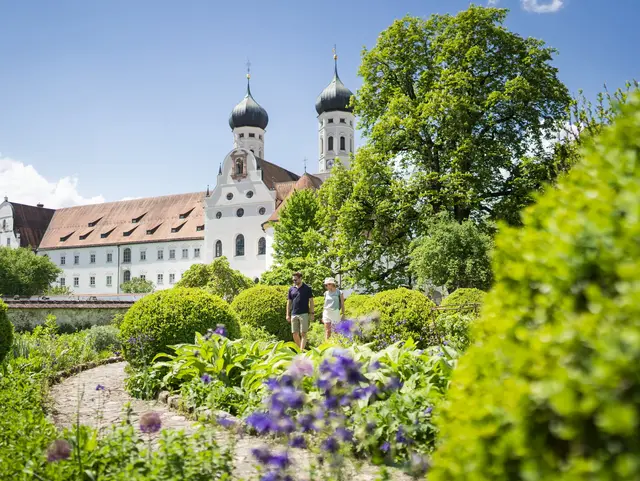 Spazieren im Klostergarten  Benediktbeuern