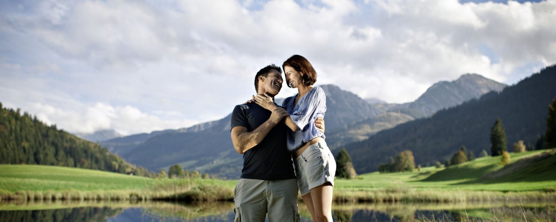 Paar am See in den Allgäuer Bergen