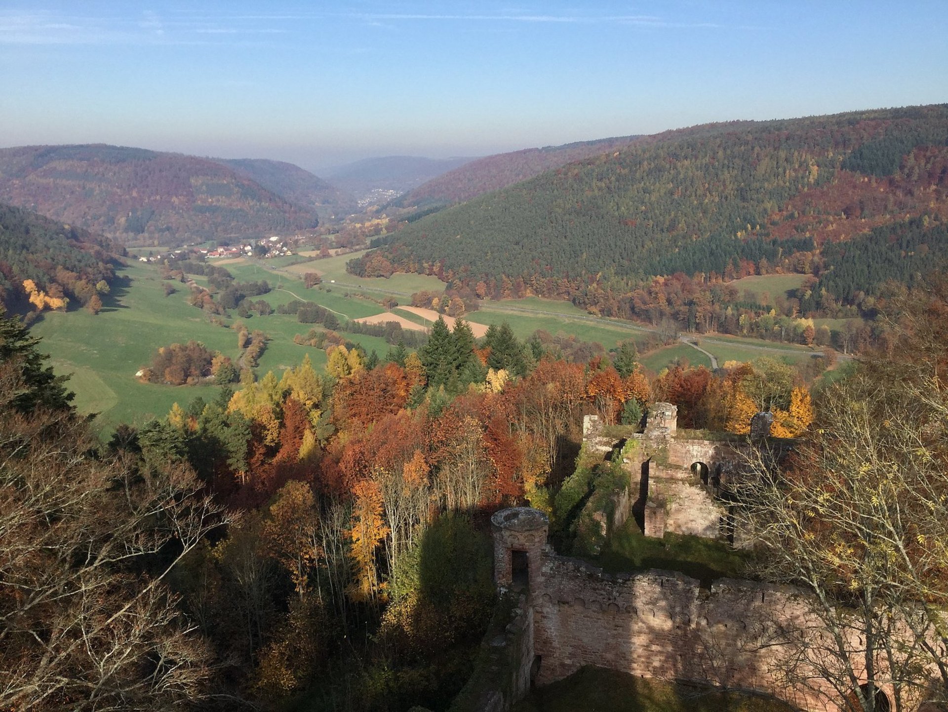 Burgruine Wildenburg mit Blick auf den Odenwald im Herbst