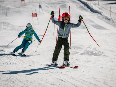 Platz für Skirennen für die älteren Kinder