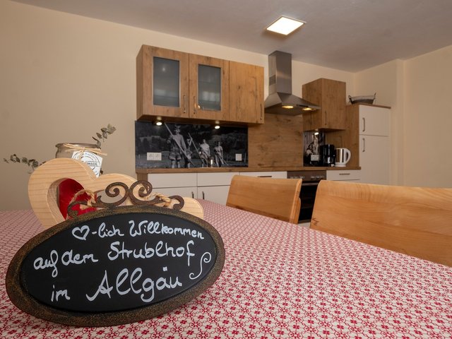 Willkommensgruß in der Küche der Ferienwohnung auf dem Strublhof in Rettenberg