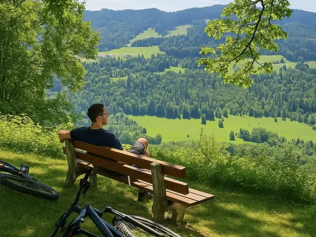 Mann auf Bank bei einer Radtour