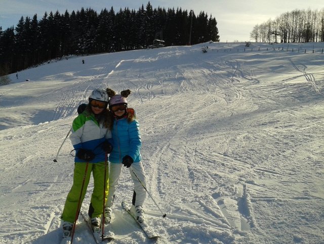 Kinder auf Ski beim Skifahren