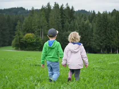 Kinder im Herbst auf Wiese