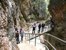 Wanderer in der Almbachklamm