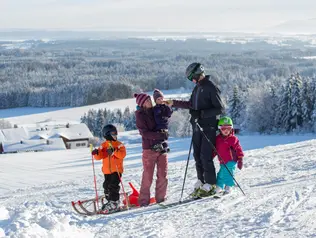 Familie beim Skifahren