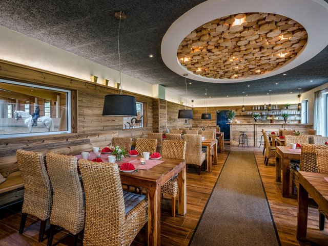 gemütliches Café auf dem Bauernhof mit Blick in den Pferdestall