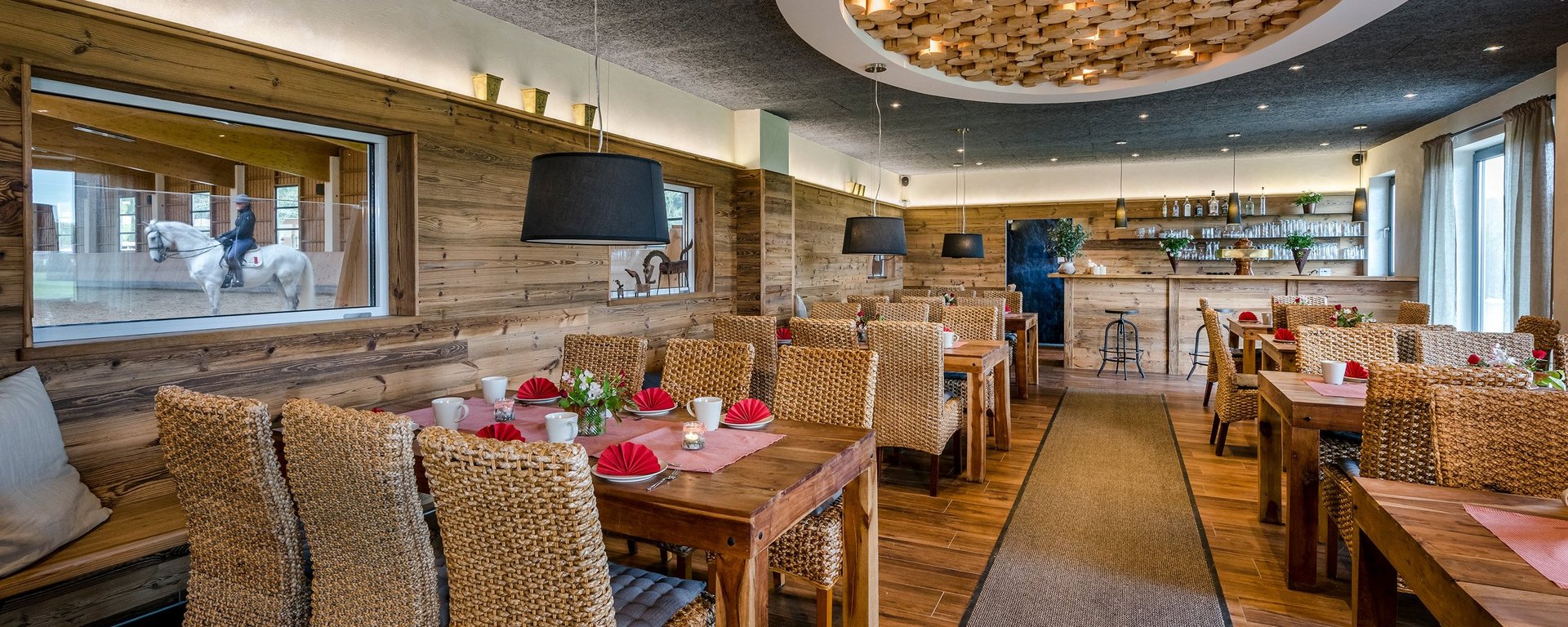 gemütliches Café auf dem Bauernhof mit Blick in den Pferdestall