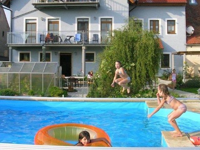 hofeigener Pool vom Ferienbauernhof und Landgasthof Stadelmann