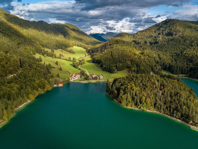 Bauernhöfe in direkter Lage am See oder Fluss