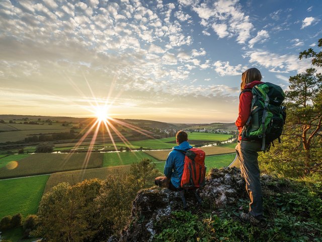 Wanderer an Aussichtspunkt auf dem Altmühltal Panoramaweg im Naturpark Altmühltal