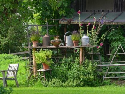 Kräutergarten mit Tisch für Utensilien