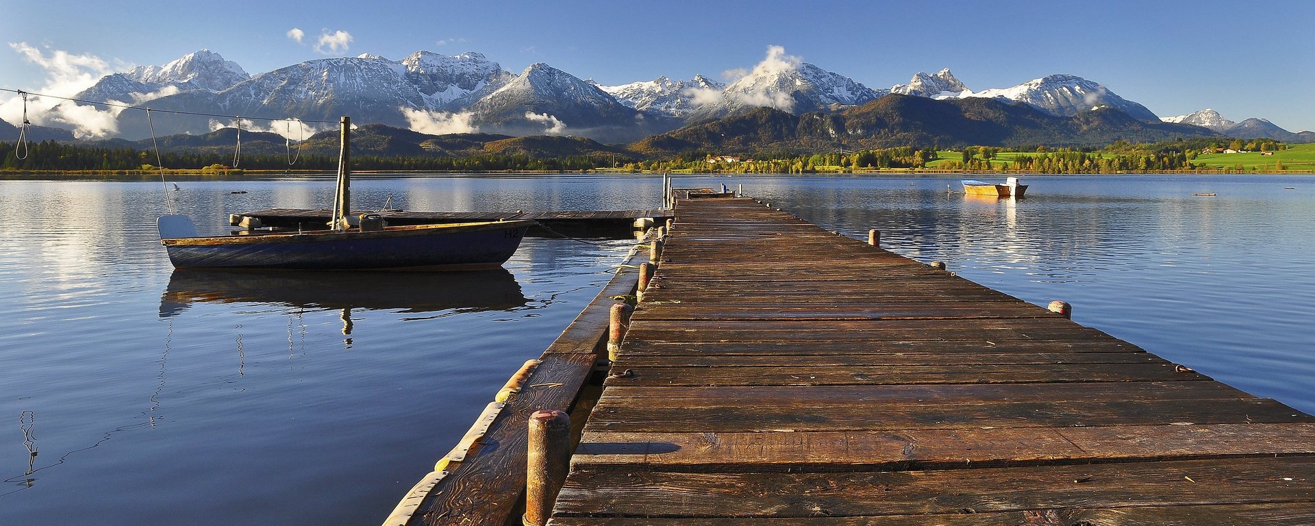 Hopfensee mit Bergkulisse im Allgäu