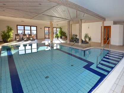 Hofeigenes Schwimmbad © Heuhof Fink Hallenbad auf dem Bauernhof