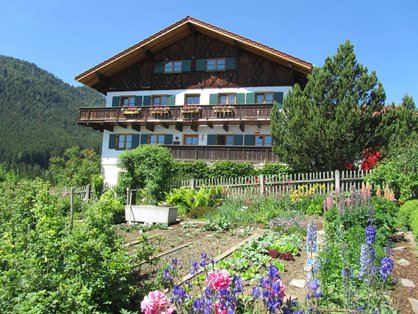 Hausansicht mit Bauerngarten © Hof Hinteregg Gesunder Bauerngarten vor dem Landhof