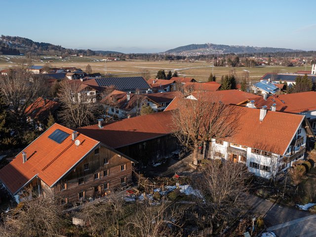 Luftaufnahme des Biohof Neihausmo in Böbing mit Aussicht in den Pfaffenwinkel