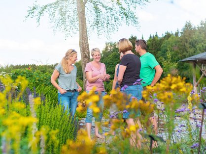 Führungen im Garten der Sinne © Steffis Landhof Gartenkunde für die Gäste im Garten der Sinne