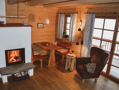 Eigener Holzofen im Wohnzimmer der Ferienwohnung auf dem Bauernhof