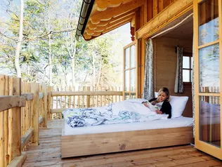Schlafen in der Natur im Baumhaus