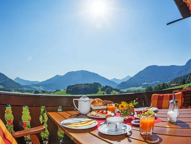 Frühstücken mit Bergblick - © Steinberger Hof Frühstücken mit Bergblick