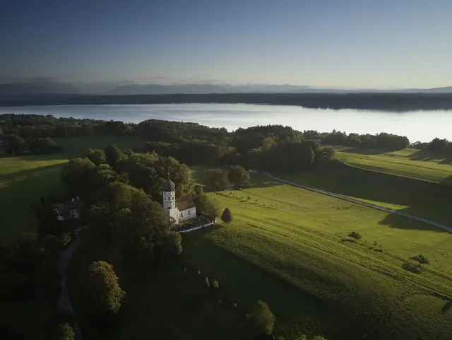 Luftansicht der Gemeinde Holzhausen am Starnberger See