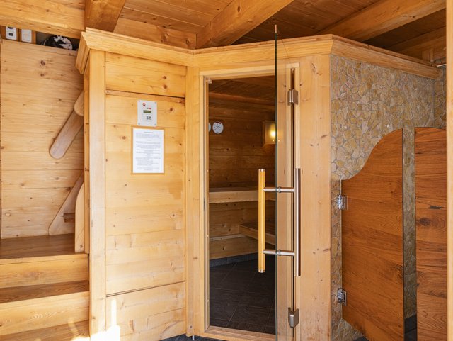 Saunabesuch in der Schwitzhütte besonders im Winter toll