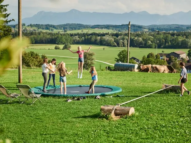 Kinder auf dem Trampolin