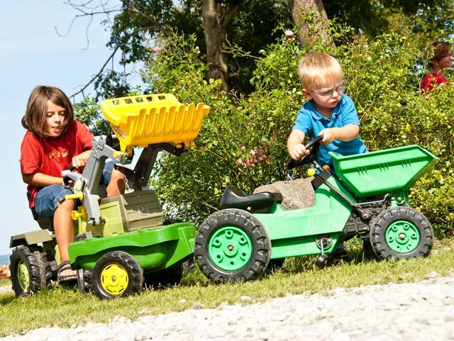 Kinder auf Spieltraktoren Tretfahrzeuge