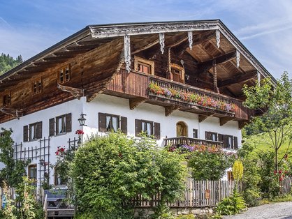 Einladendes Bauernhaus © Simmerl-Bergbauernhof Einladender Bauernhof am Chimesee