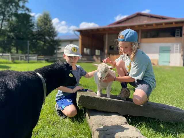 Kinder mit Ziegen