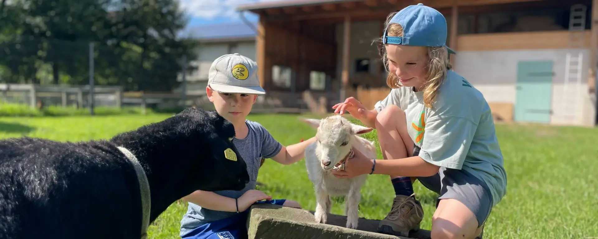 Kinder mit Ziegen