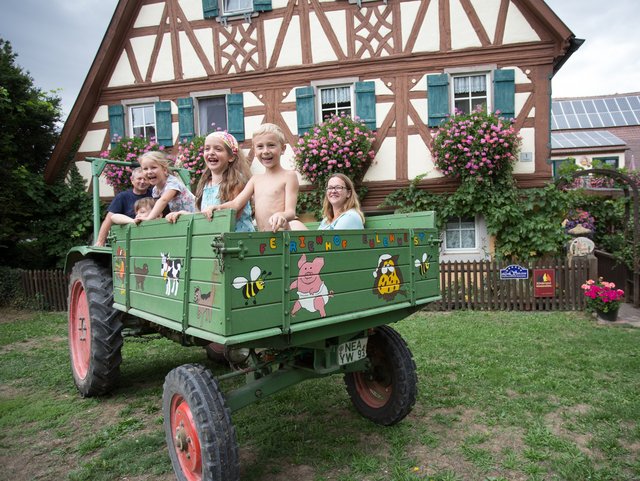 Traktorfahrt auf dem Ferienhof Eulennest in Gollachostheim