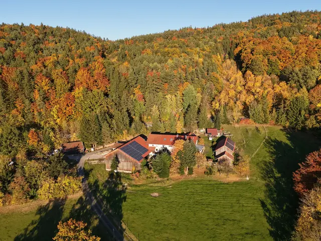 Drohnenaufnahme des Simmerlhof in Traitsching