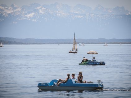 Tretbootfahren auf dem Ammersee © Julian Leitenstorfer Tretbootfahren mit Alpenpanorama auf dem Ammersee