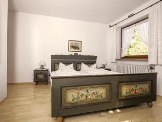Altes Bett im Schlafzimmer © Schwabbauernhof antike Holzmöbel sorgen für urigen Charme